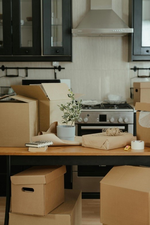 Bureau avec des cartons